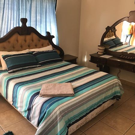 African Sky Guesthouse ウィントフーク エクステリア 写真